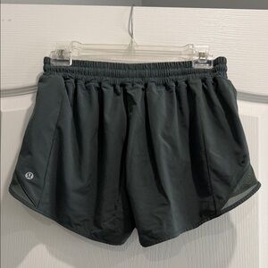 Lululemon hotty hot lined short 2.5” size 8